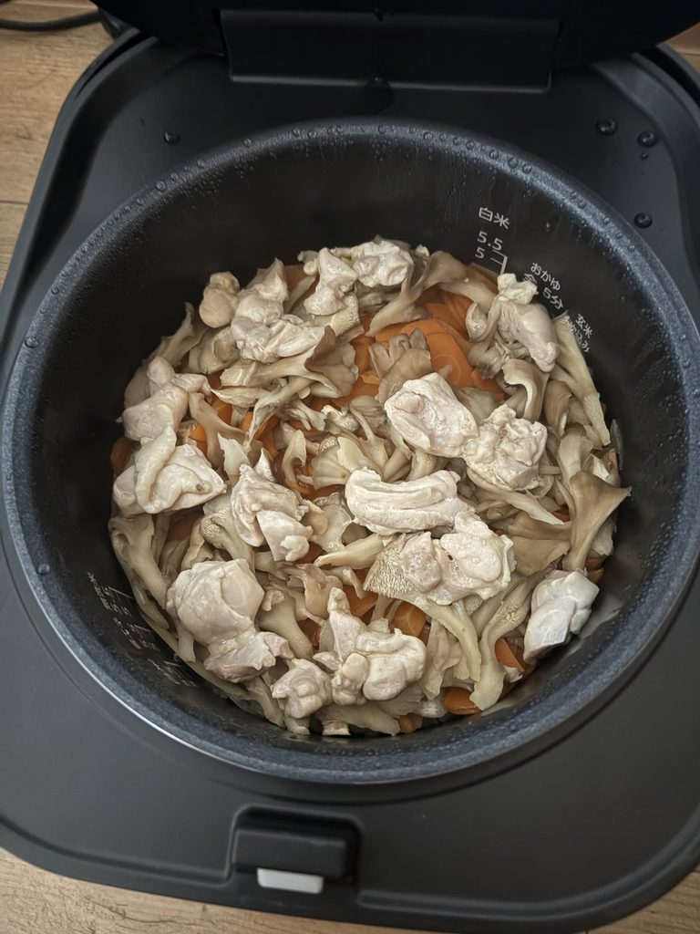 新しい炊飯器で炊き上がった鶏ごぼうの炊き込みご飯