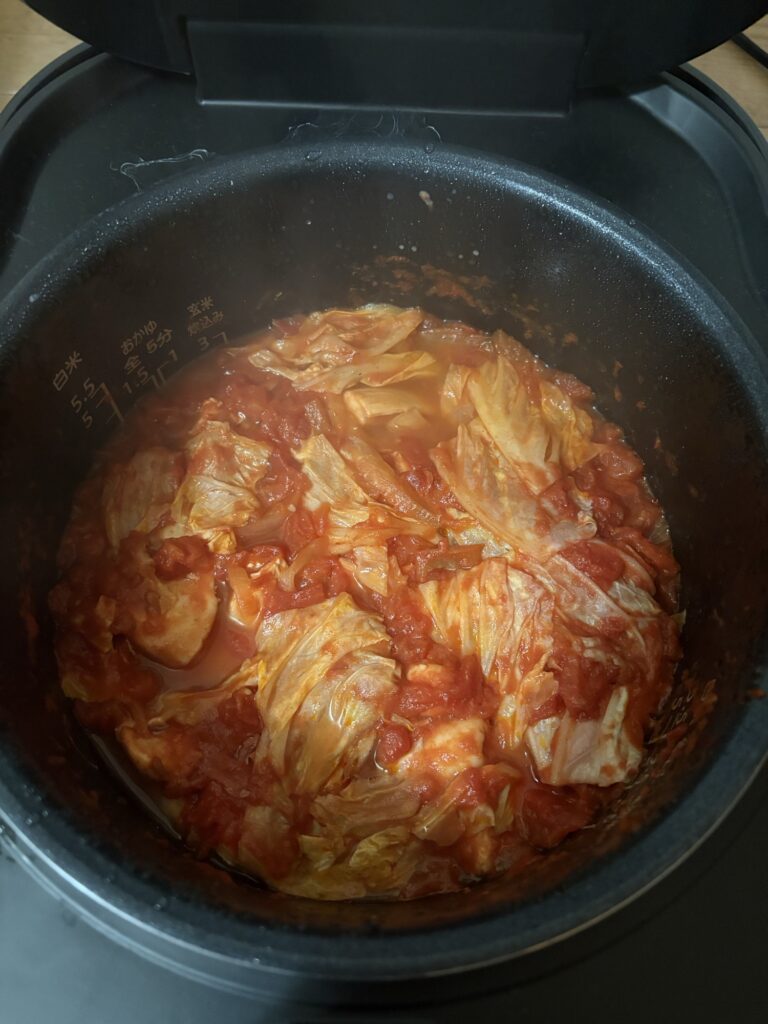 炊飯器の温度調理で加熱した鶏むね肉と白菜のトマト煮
