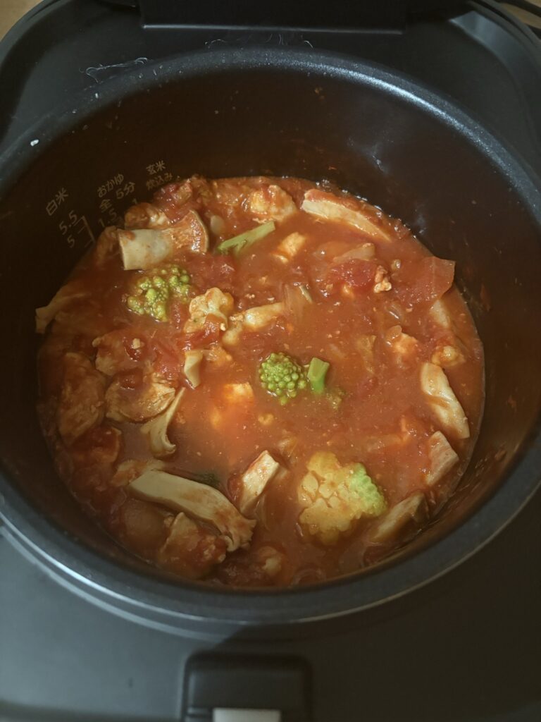 ブロッコリーを加えた鶏むね肉と白菜のトマト煮