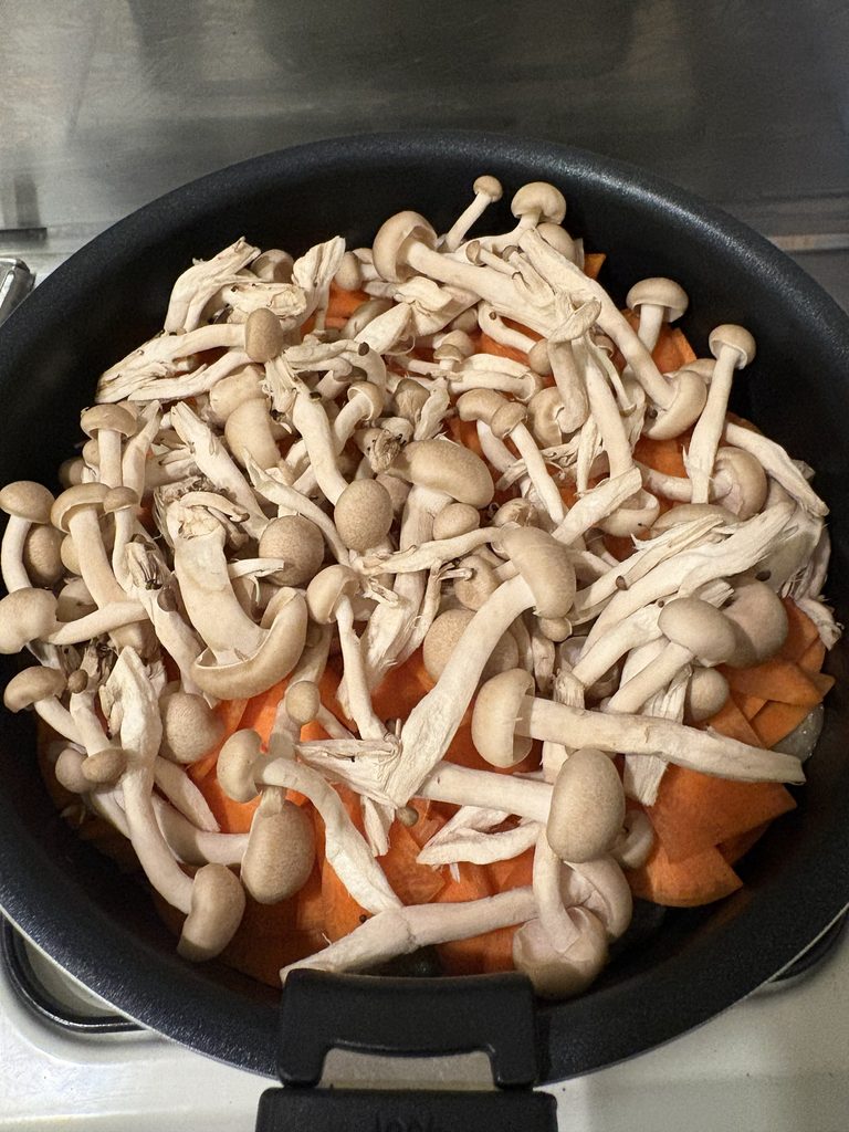 加熱前のキャベツ、にんじん、しめじ