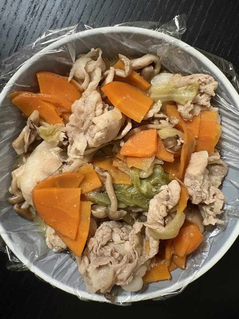 盛り付けた豚こまとキャベツの味噌煮
