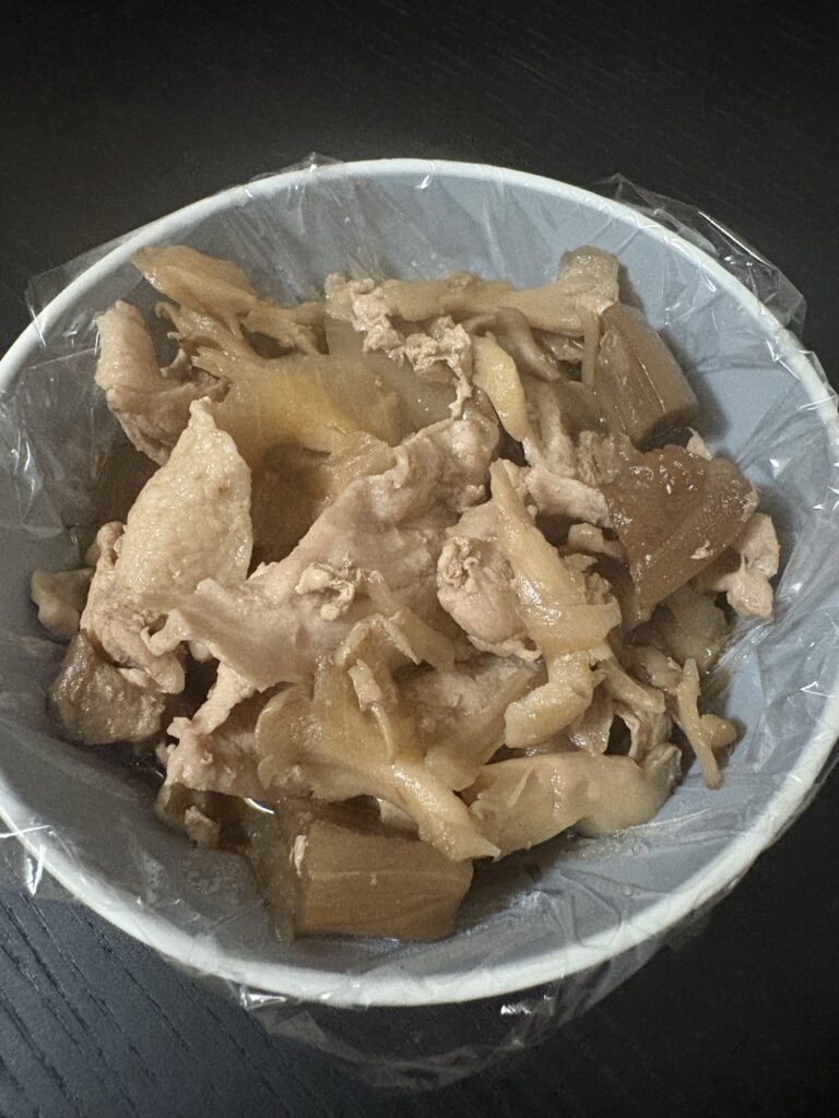 炊飯器で作った豚こまと白なす・舞茸の煮物の盛り付け
