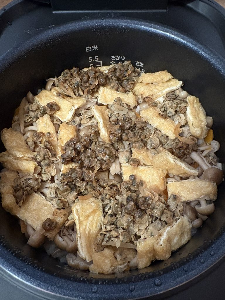 炊き上がり直後のしじみ佃煮の炊き込みご飯