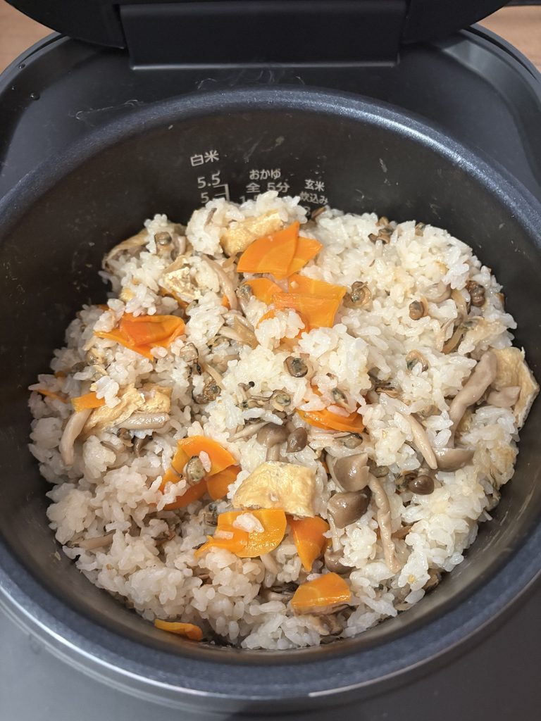 炊き上がったしじみ佃煮の炊き込みご飯を混ぜた状態