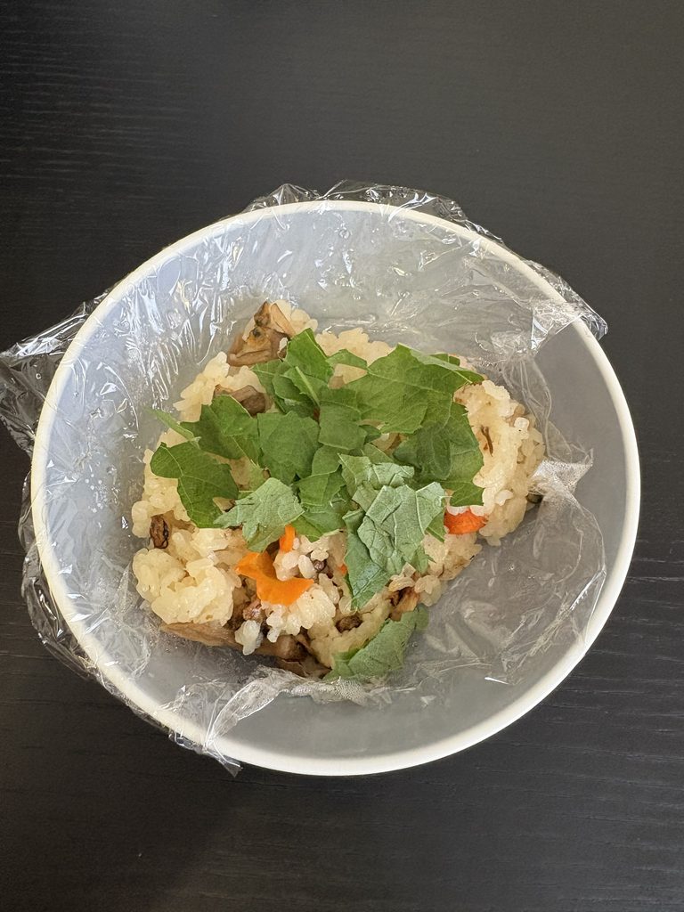 大葉を1枚分のせたしじみ佃煮の炊き込みご飯