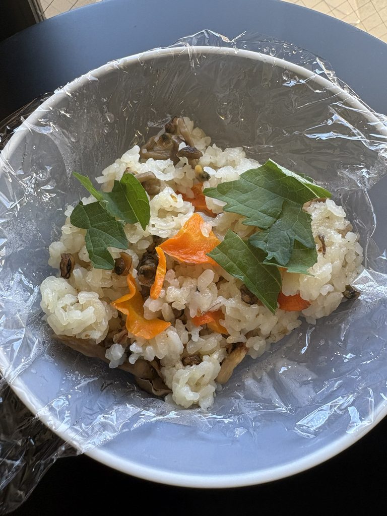 大葉をのせたしじみ佃煮の炊き込みご飯