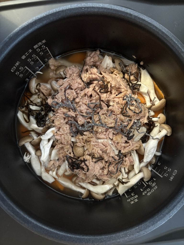 炊飯前のツナ塩こんぶ炊き込みご飯