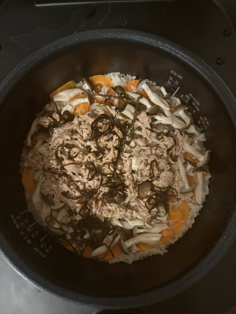 炊き上がったツナ塩こんぶ炊き込みご飯