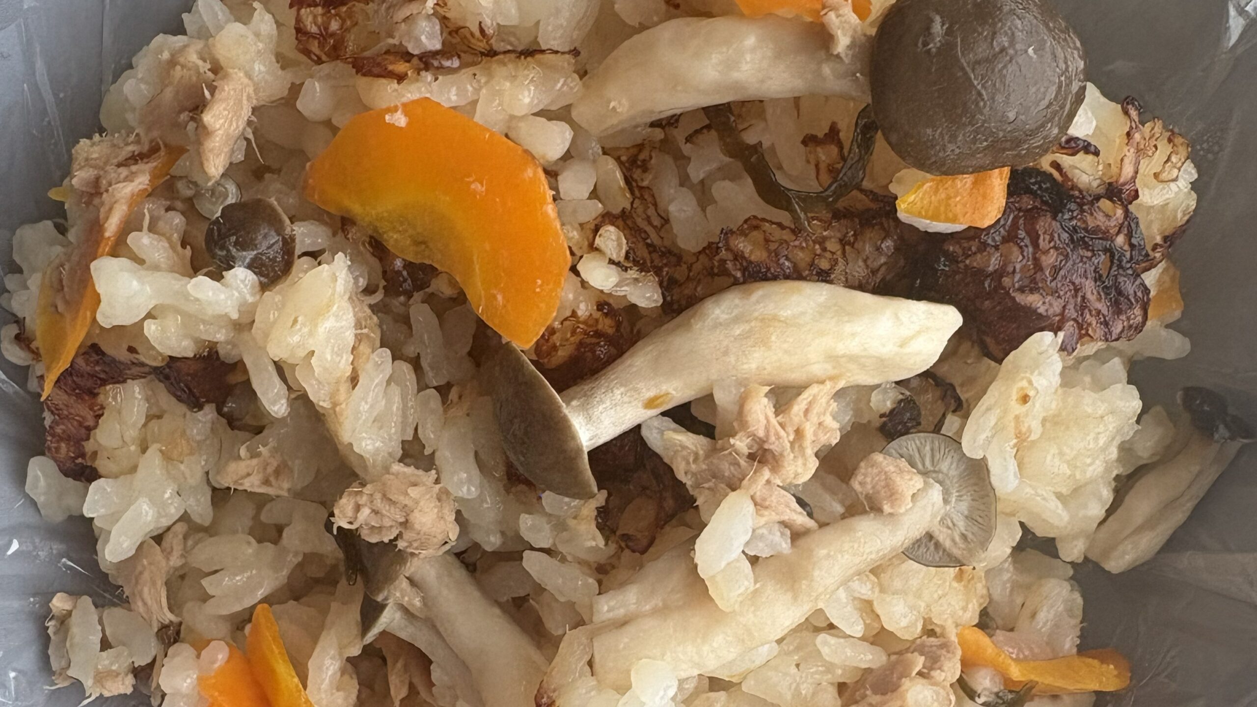 ツナと塩こんぶ、しめじの炊き込みご飯