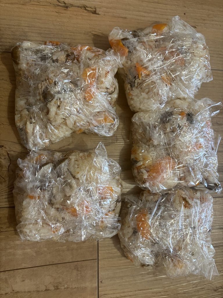 冷凍保存用に分けたツナ塩こんぶ炊き込みご飯
