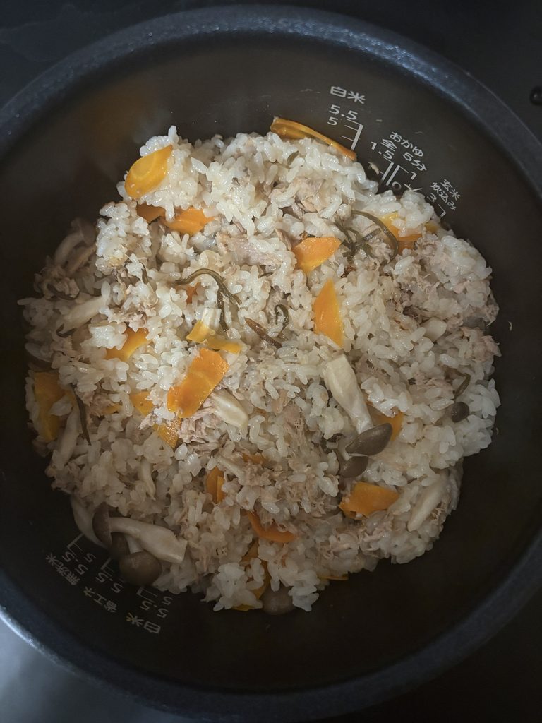 混ぜた後のツナ塩こんぶ炊き込みご飯