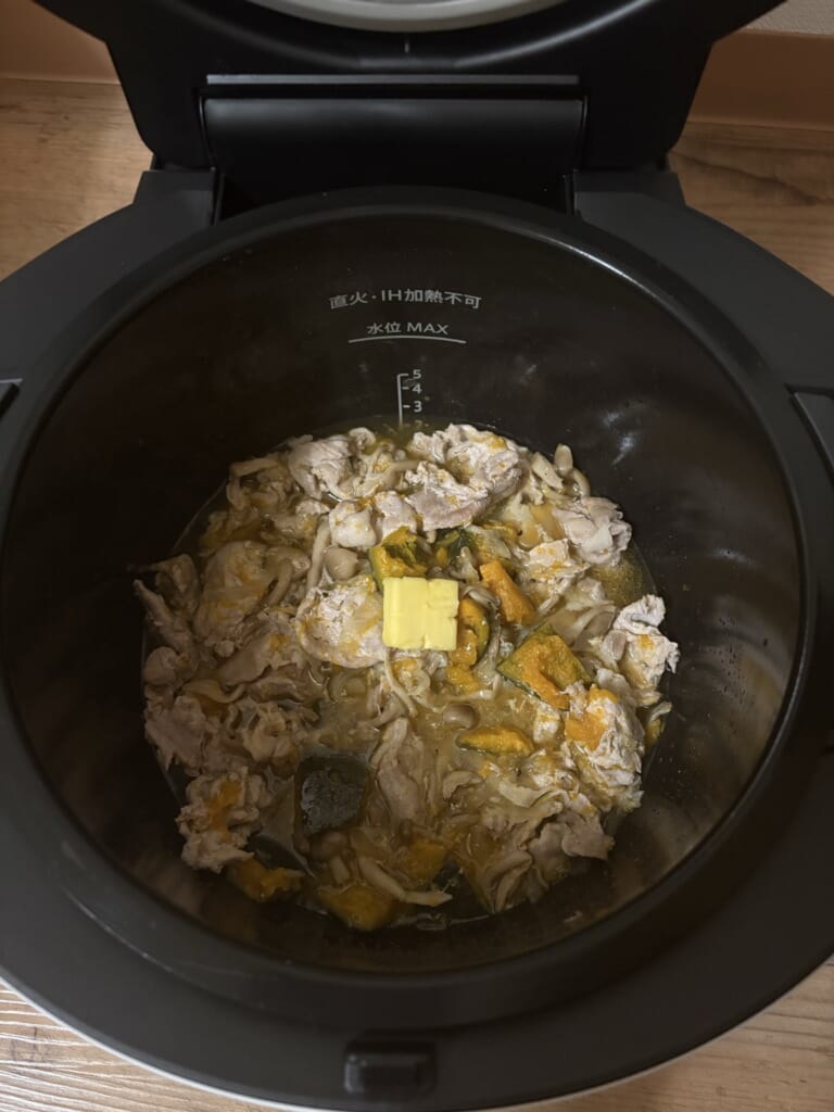全体を混ぜて 仕上げにバター8gを加えた豚こまと野菜の煮物