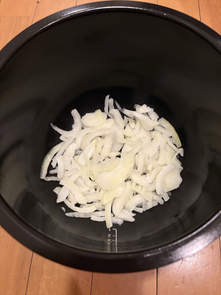 ホットクックの内鍋に冷凍玉ねぎを入れたところ