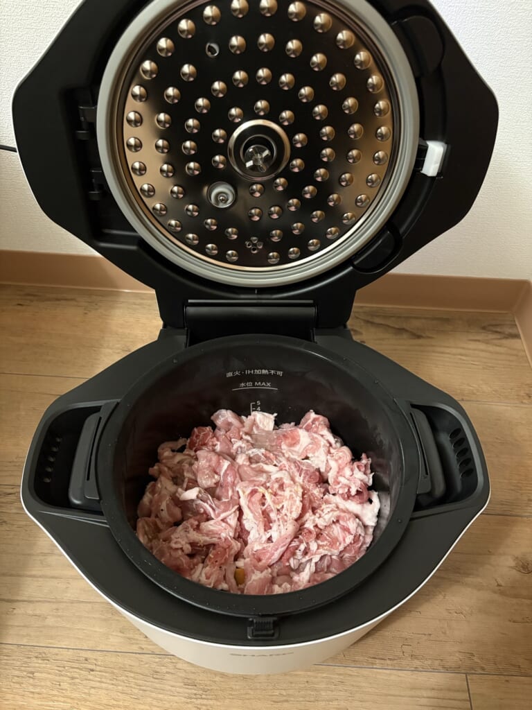 材料を入れた内鍋をホットクック本体にセットしたところ