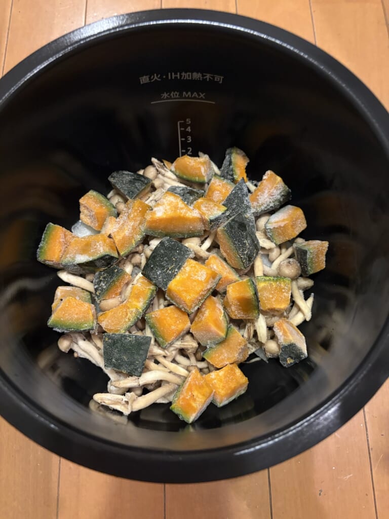 玉ねぎとしめじの上に冷凍かぼちゃを入れたところ