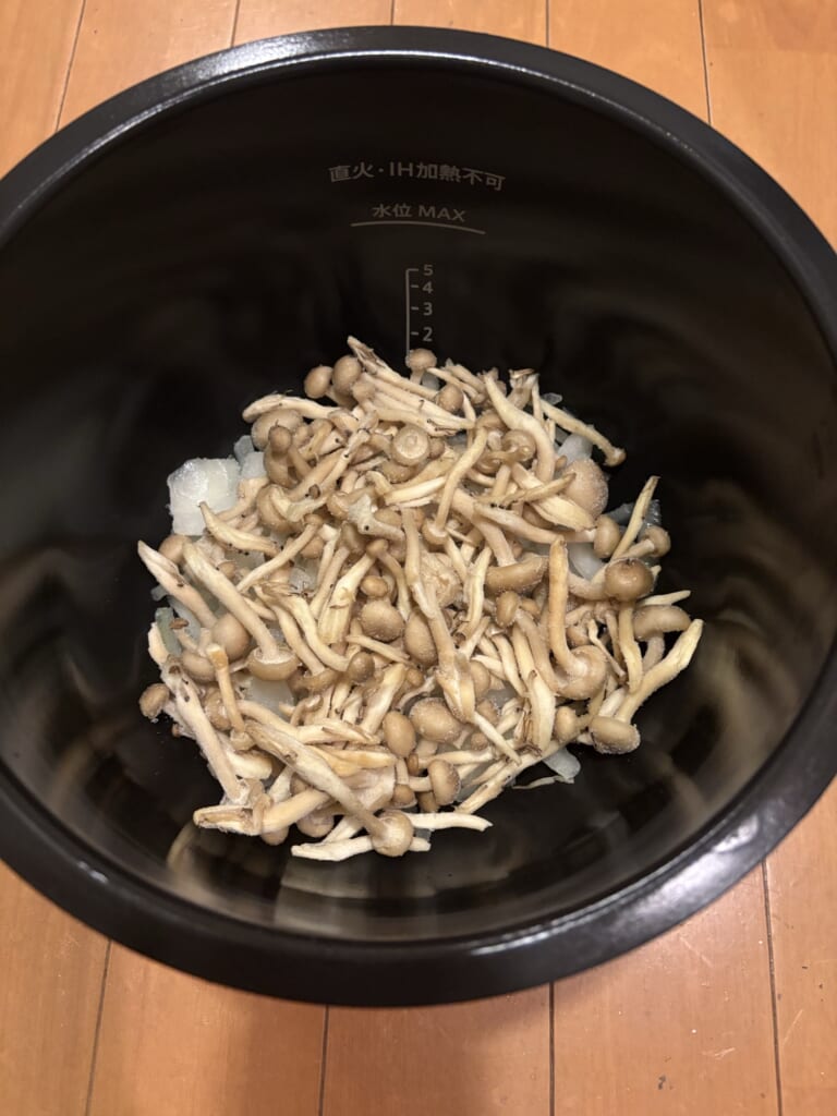 冷凍玉ねぎの上にしめじを入れたところ