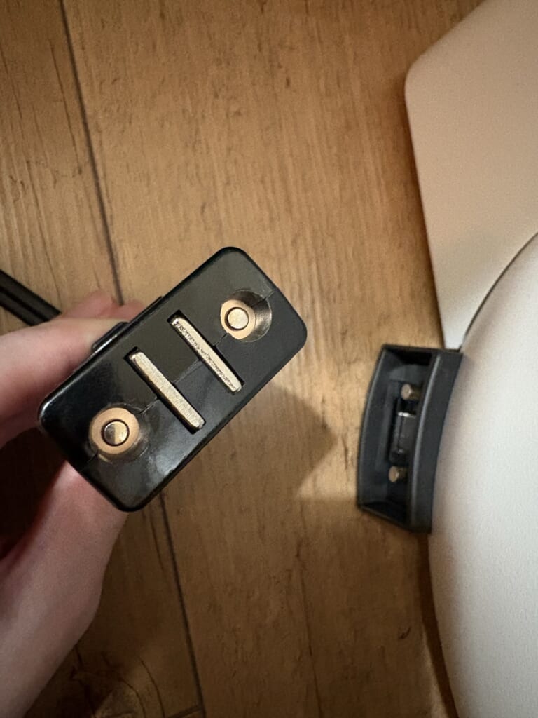 ホットクックのマグネット式電源コードと本体側の接続部分