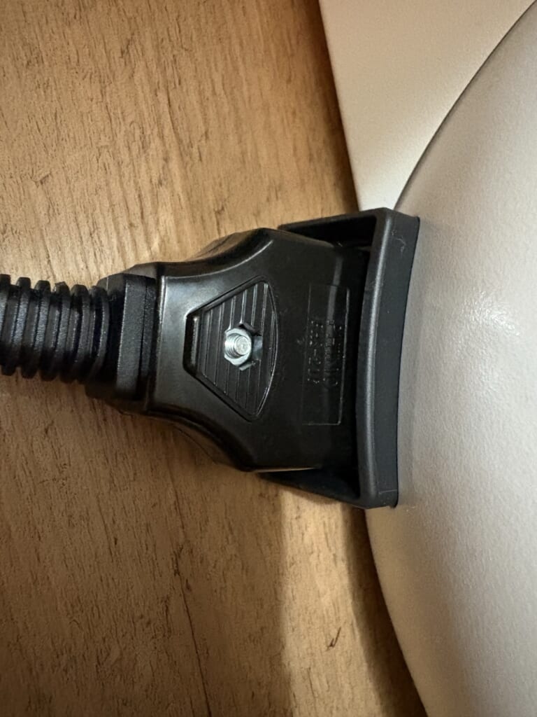マグネット式電源コードをホットクック本体に接続した状態