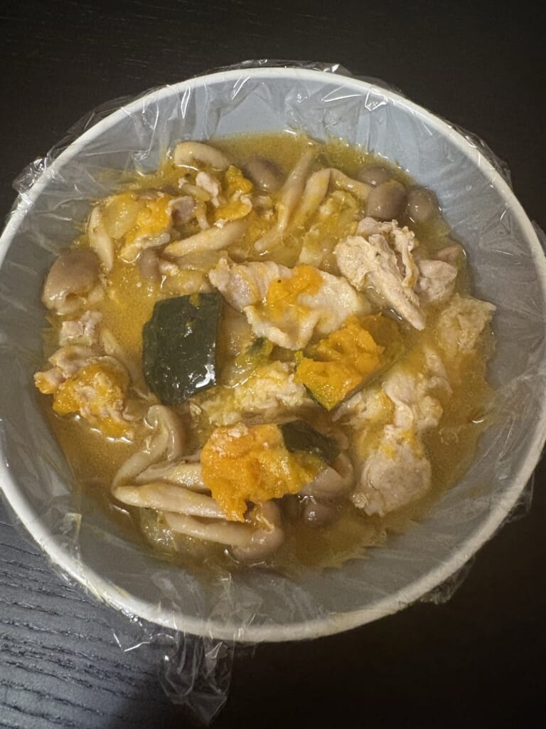 豚こま・かぼちゃ・玉ねぎ・しめじの煮物を盛り付けたところ