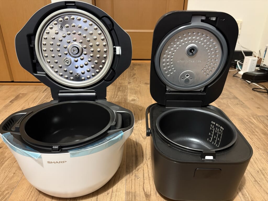 ホットクックKN-HW24Kと5.5合炊き炊飯器を並べたサイズ比較