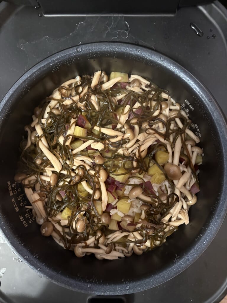 さつまいもとしめじの炊き込みご飯が炊き上がったところ