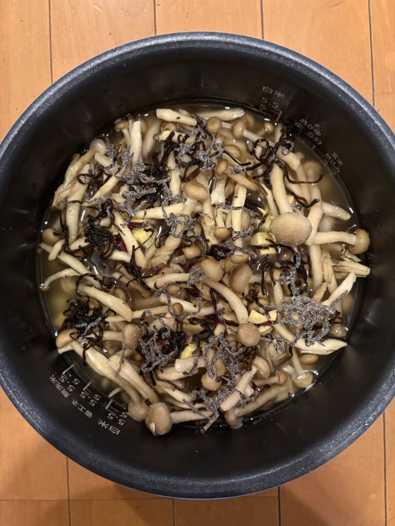 炊飯器に冷凍さつまいも・しめじ・塩昆布を入れたところ