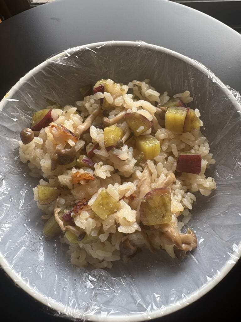 さつまいもとしめじの炊き込みご飯の盛り付け