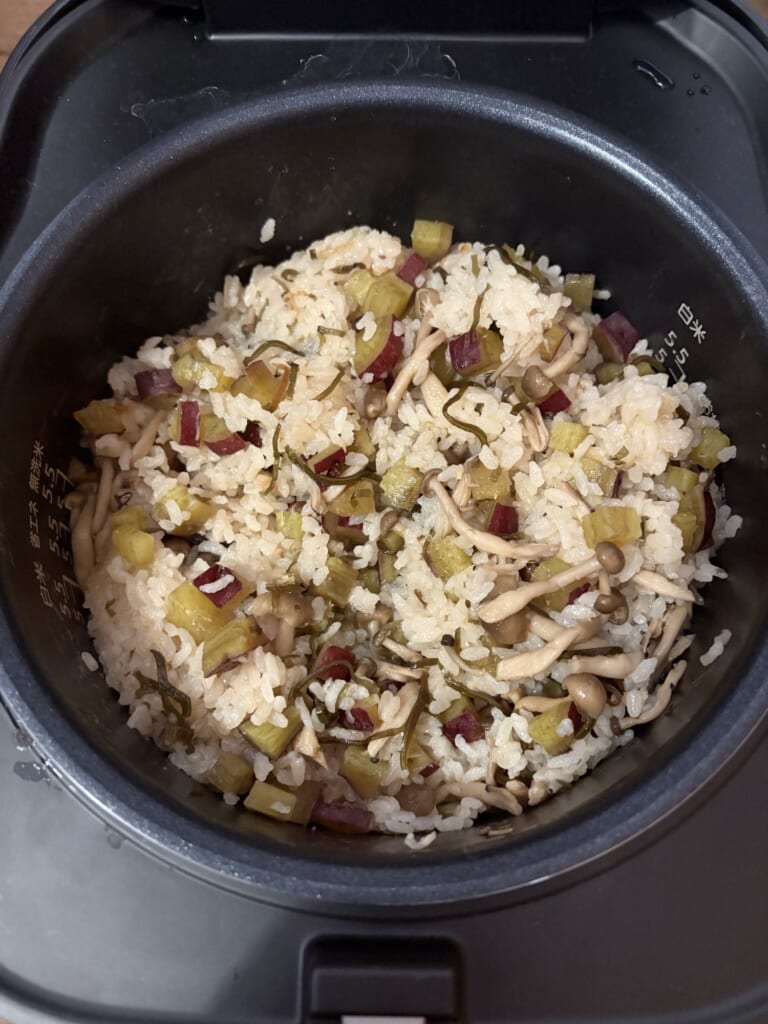 炊き上がったさつまいもとしめじの炊き込みご飯を混ぜたところ