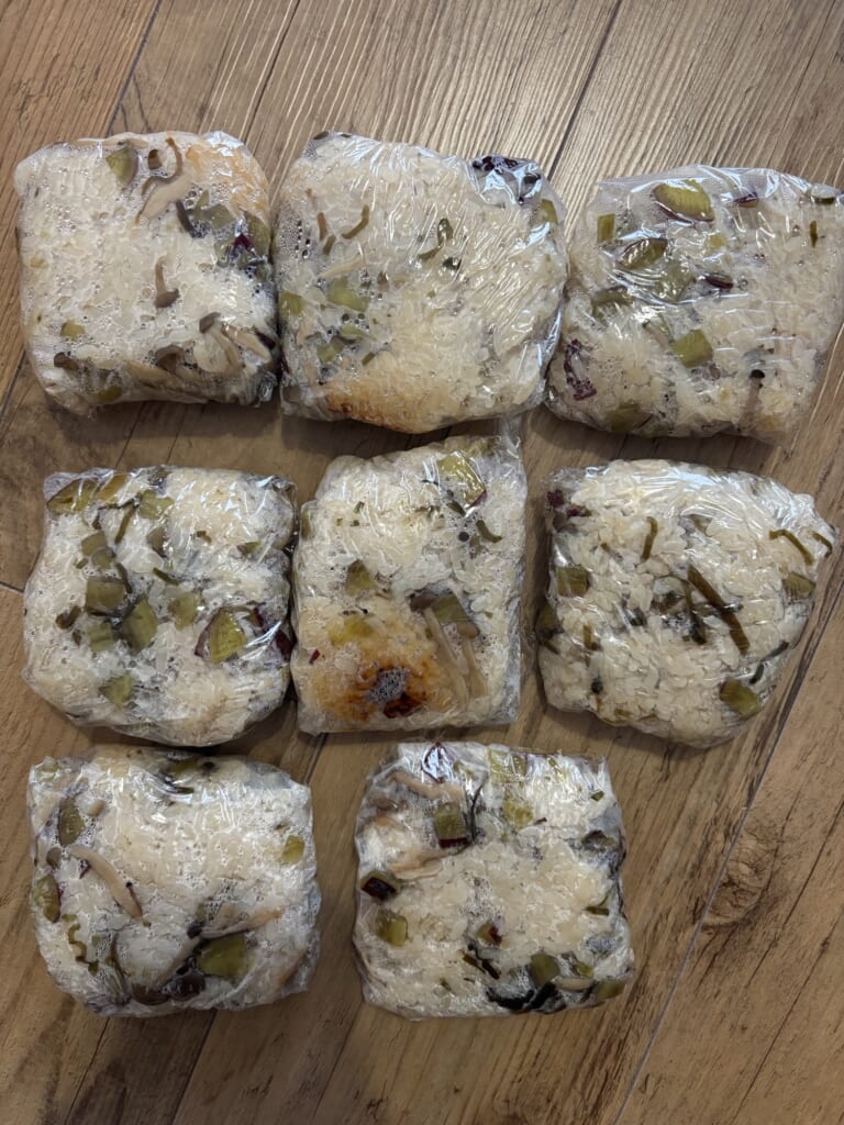 さつまいもとしめじの炊き込みご飯を8食分に小分けしたところ